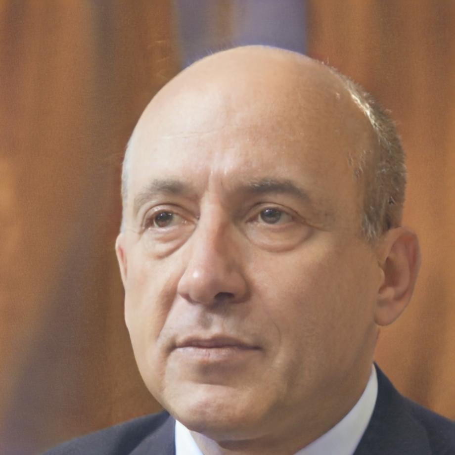 Carlos Mendoza, CEO de TechFlow Solutions